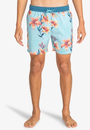 Lichtblauwe zwemshorts met een bloemenpatroon in oranje en groen, uitgerust met een elastische tailleband en een trekkoord voor een veilige pasvorm.