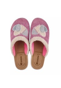 Pantofole lavorate a maglia rosa con fodera morbida color crema, caratterizzate da un design a cuore e conchiglia. Stile morbido e facile da indossare con una parte superiore testurizzata.