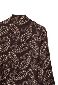 Braun gemustertes Stoff mit Paisleymuster und floralen Akzenten, der eine glatte Textur und einen leichten Glanz aufweist. Das Design umfasst verlängerte Paisley-Formen.