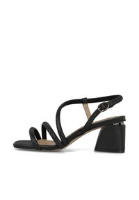 Sandal de tacón negro con tiras delgadas y texturizadas y un tacón amplio. El diseño incluye una correa en el tobillo ajustable y una suela lisa.