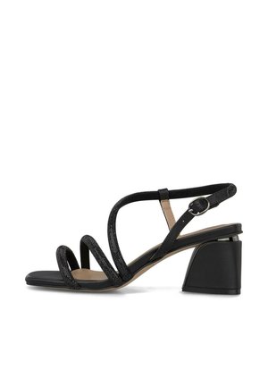 Sandal de tacón negro con tiras delgadas y texturizadas y un tacón amplio. El diseño incluye una correa en el tobillo ajustable y una suela lisa.