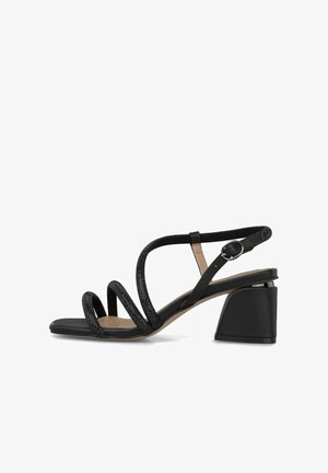 Sandalo nero con tacco a spillo, caratterizzato da sottili cinturini testurizzati e un tacco a blocco. Il design include un cinturino alla caviglia regolabile e una suola liscia.