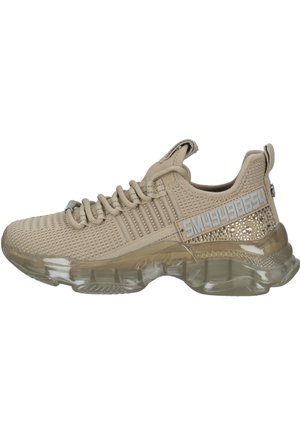 Baskets beige en tricot avec une semelle épaisse transparente, fermeture à lacets à l'avant, languette à l'arrière et clous décoratifs avec texte numérique sur le panneau latéral.