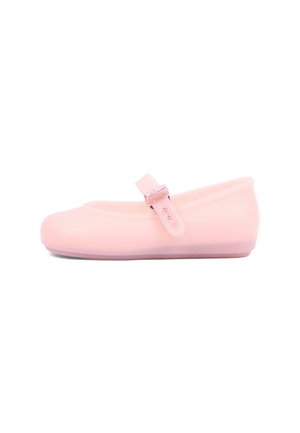 Scarpa Mary Jane per bambini di colore rosa chiaro con cinturino con fibbia, suola piatta e punta arrotondata, mostrata in profilo laterale su sfondo bianco.