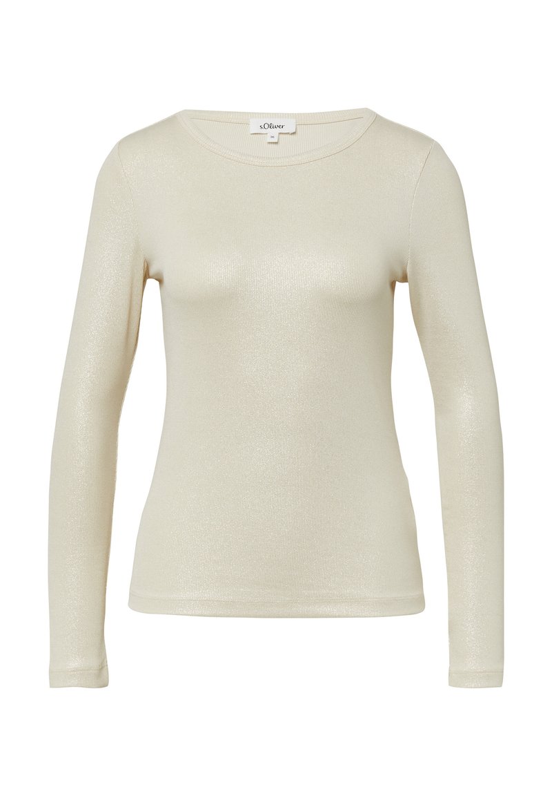 Crème-kleurige lang mouw fitted shirt met een subtiele glans en ronde halslijn, weergegeven op een witte achtergrond.