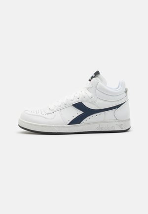 Sneaker alta bianca in pelle, con un logo blu sul lato, dettagli perforati e una suola grigia testurizzata.