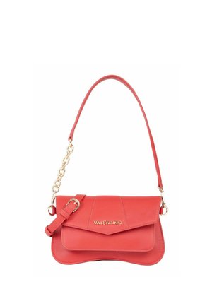 Sac à épaule en cuir Red Valentino avec fermeture à rabat, détail chaîne dorée, bandoulière réglable et logo doré sur le devant.