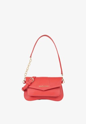 Sac à épaule en cuir Red Valentino avec fermeture à rabat, détail chaîne dorée, bandoulière réglable et logo doré sur le devant.