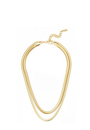 Collar de cadena dorada brillante de doble capa con cierre de langosta y una cadena de extensión ajustable con una pequeña etiqueta de marca.
