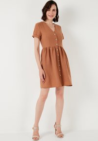 LELA REGULAR FIT - Abito a camicia - brown