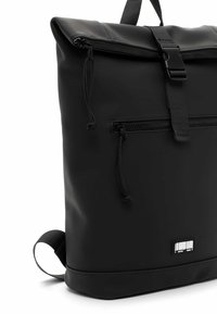 Sac à dos noir imperméable avec un design à enroulement, deux poches zippées à l'avant, une sangle latérale et un petit patch logo rectangulaire en bas.