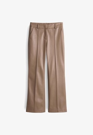 Bruine leren wijde broek met een gladde textuur, voorzien van voorplooien en zijzakken, ontworpen met een getailleerde tailleband.