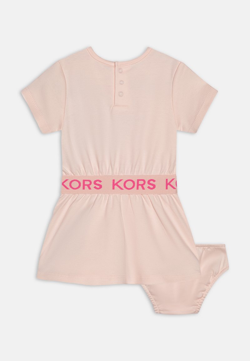 Abito rosa chiaro a maniche corte con vita arricciata, caratterizzato da una audace fascia in rosa con logo "KORS" e chiusura a bottone a pressione sul retro.