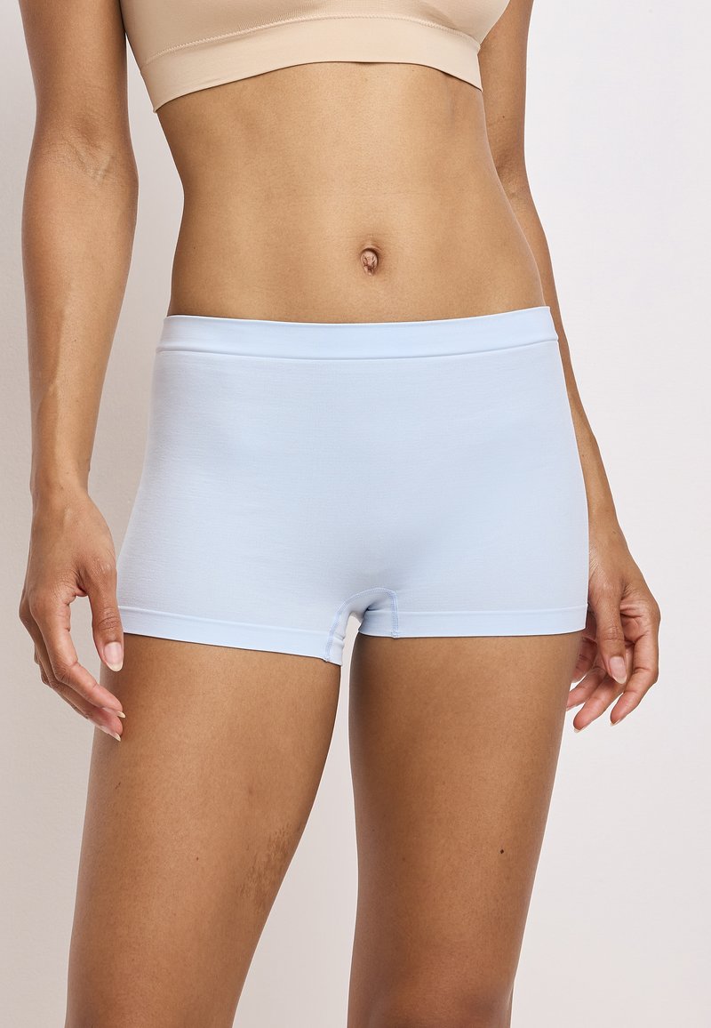 Ljusblå stretchtyg hipster shorts, sömlös design, med en mjuk textur och ett brett, mjukt midjeband.