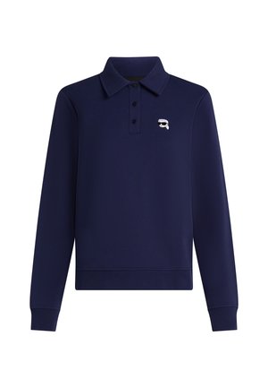 Námornícky modrá polo košeľa s dlhým rukávom vyrobená z mäkkého materiálu, s trojitém gombíkovým zapínaním a malým značkovým logom na ľavej hrudi.