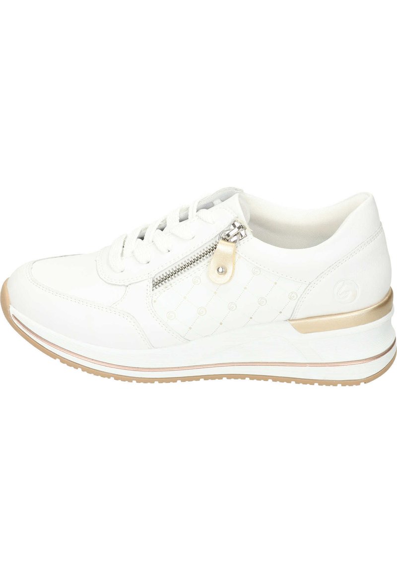 Weißer Sneaker mit strukturiertem Obermaterial, schnürbarem Vorderteil, seitlichem Reißverschluss und goldenen Akzenten. Besitzt eine gepolsterte Sohle und einen leichten Keilabsatz.