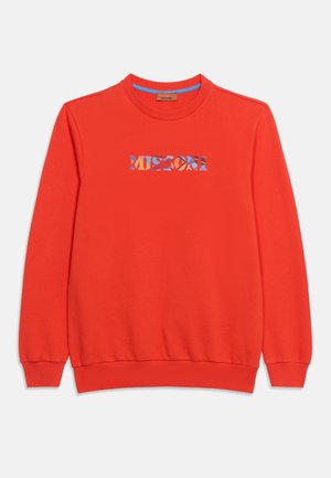 Jasně červená mikina s dlouhým rukávem s žebrovanými manžetami a lemem, s vícebarevným logem "MISSONI" umístěným uprostřed na hrudi.