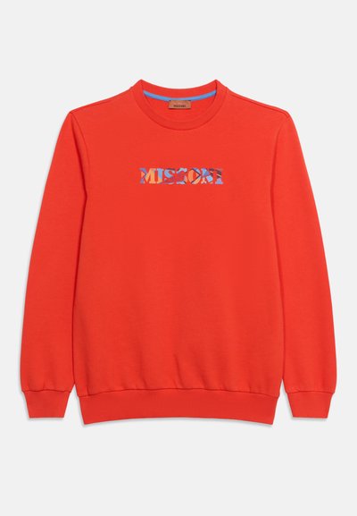 Sweat-shirt rouge vif à manches longues avec poignets et ourlet côtelés, présentant un logo "MISSONI" multicolore centré sur la poitrine.