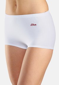 Bele bombažne hipster kratke hlače z mehko teksturo, elastičnim pasom in majhnim rdečim logotipom s.Oliver na sprednji strani.