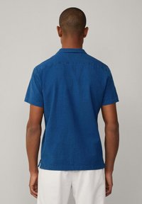 Blauwe kortebloemige shirt met een gestructureerd patroon, button-down kraag en rechte zoom. Gemaakt van ademende stof.