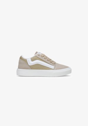 Beige Wildleder- und Segeltuch-Sneaker mit weißen Akzenten, Schnürung, runder Zehenpartie und einer strukturierten Gummisohle. Die Seite zeigt einen klassischen Logo-Streifen.