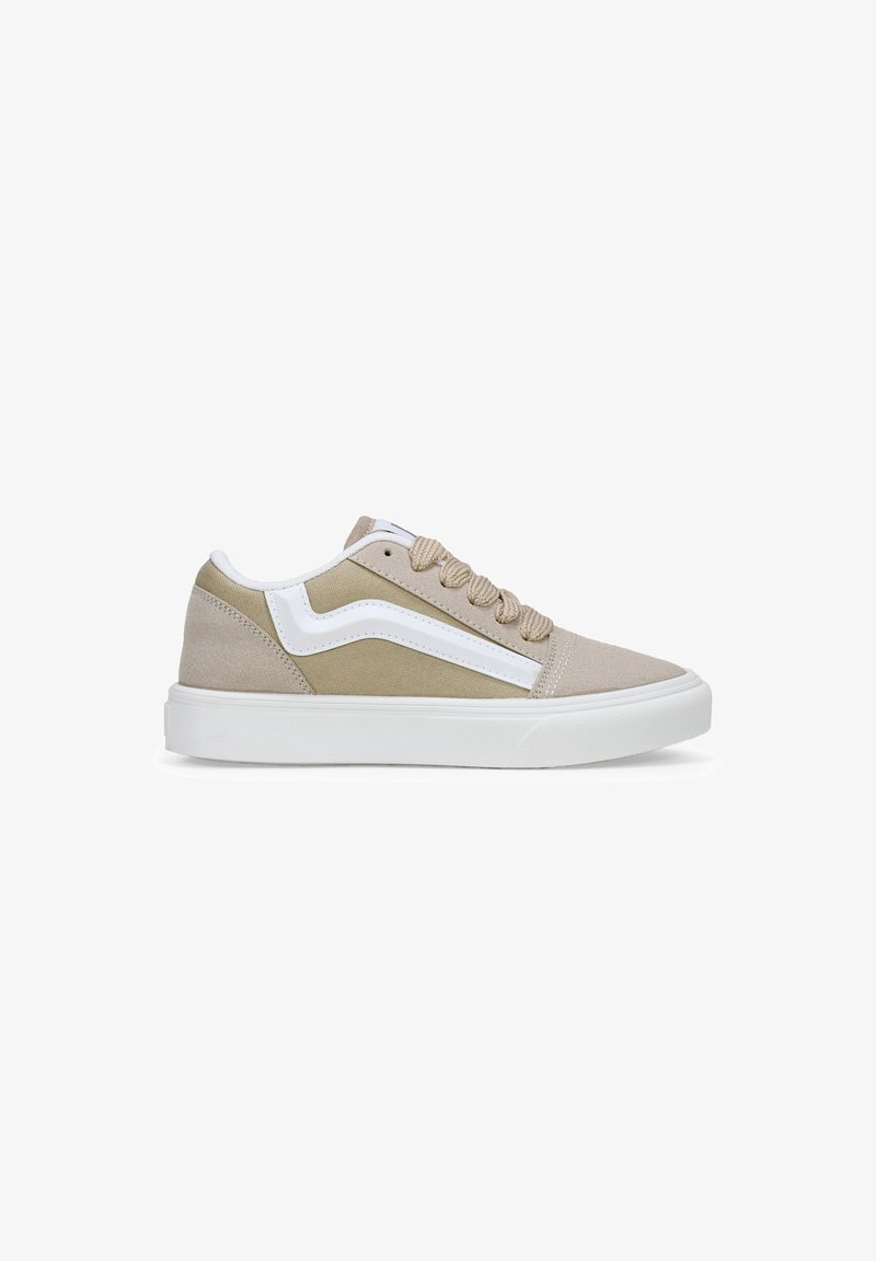 Zapatillas de ante y lona beige con acentos en blanco, cierre de cordones, puntera redonda y suela de goma texturizada. En el lateral presenta una franja de logo clásico.