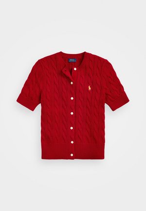 Czerwony kardigan z krótkim rękawem w warkoczowy splot, z białymi guzikami i złotym haftowanym logo Polo Ralph Lauren na lewej piersi.