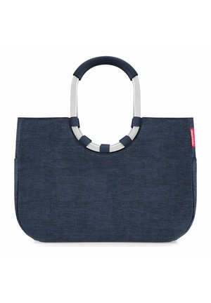 Große, dunkelblaue Stofftasche mit abgerundeten silbernen und dunkelblauen Griffen sowie einem kleinen roten Markenschild an der Seite.