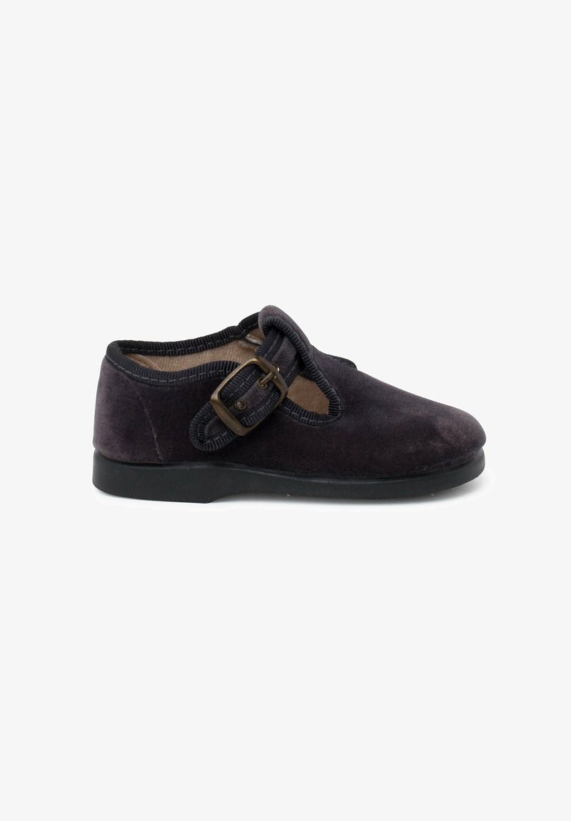Scarpa in velluto viola scuro con punta rotonda, soletta nera piatta e un evidente dettaglio con fibbia sul lato. I bordi profilati aggiungono texture.