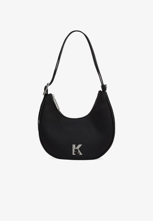 Borsa a tracolla nera a mezzaluna con cerniera argentata e logo metallizzato a forma di "K" sulla parte anteriore, dotata di tracolla regolabile e texture liscia.