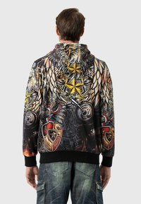 Kapuzensweatshirt mit aufwendigem Grafikerdesign, das gelbe Sterne, Adler-Motive und Schildermuster in dunklen Farben zeigt. Rippbündchen an den Ärmelabschlüssen und am Saum.