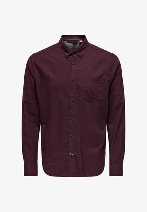 Burgundska košulja s dugim rukavima i dugmadi, izrađena od teksturirane tkanine, s klasičnim ovratnikom, lijevim džepom na prsima i crnim dugmadi.