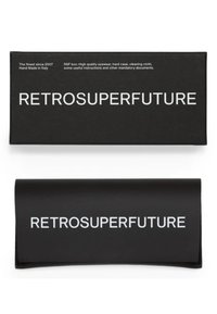 Custodia per occhiali nera rettangolare con testo bianco, che presenta "RETROSUPERFUTURE". Include un guscio rigido, un panno per la pulizia morbido e documentazione.