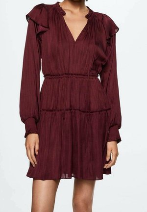 Bordowa sukienka z falbankami na ramionach, dekoltem w serek i marszczonym pasem. Wykonana z lekkiego materiału, z długimi rękawami i luźnym krojem.