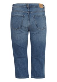 Denim capri hlače v temno modri barvi z gladko teksturo, petimi žepi in usnjenim logotipom na pasu, z ravnim krojem.