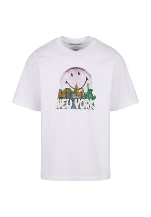 Weißes Baumwoll-T-Shirt mit einem farbenfrohen Grafikdesign, das ein lächelndes Gesicht, die Skyline von New York City und den Schriftzug "NEW YORK" in fetten, lebendigen Farben zeigt.