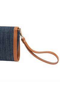 Borsa a pochette in denim con dettagli in pelle marrone e cinturino da polso. Presenta una forma strutturata e dettagli di cucitura a contrasto.