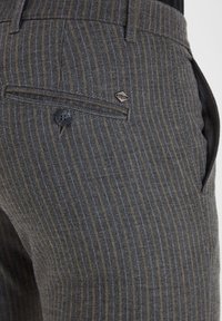 Graue Nadelstreifen-Hosen aus strukturiertem Stoff mit einer mit Knopf verschlossenen Gesäßtasche und einem kleinen Markenlogo-Detail.