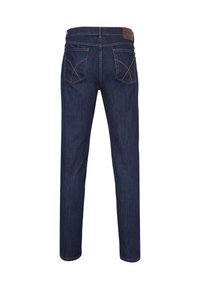 Jeans de mezclilla azul oscuro con corte recto, que cuentan con bolsillos traseros distintivos y costuras en contraste en color naranja. Parche de cuero en la cintura.