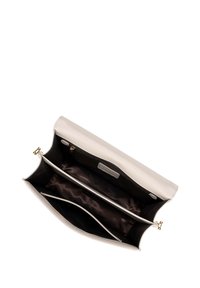 Borsa a mano in pelle beige chiaro con chiusura a zip, dotata di due scomparti interni, fodera in tessuto scuro e dettagli in metallo dorato.