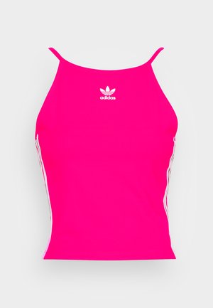 Różowy sportowy top krótki z cienkimi ramiączkami, z białym logo Adidas i bocznymi paskami, wykonany z gładkiej, elastycznej tkaniny.