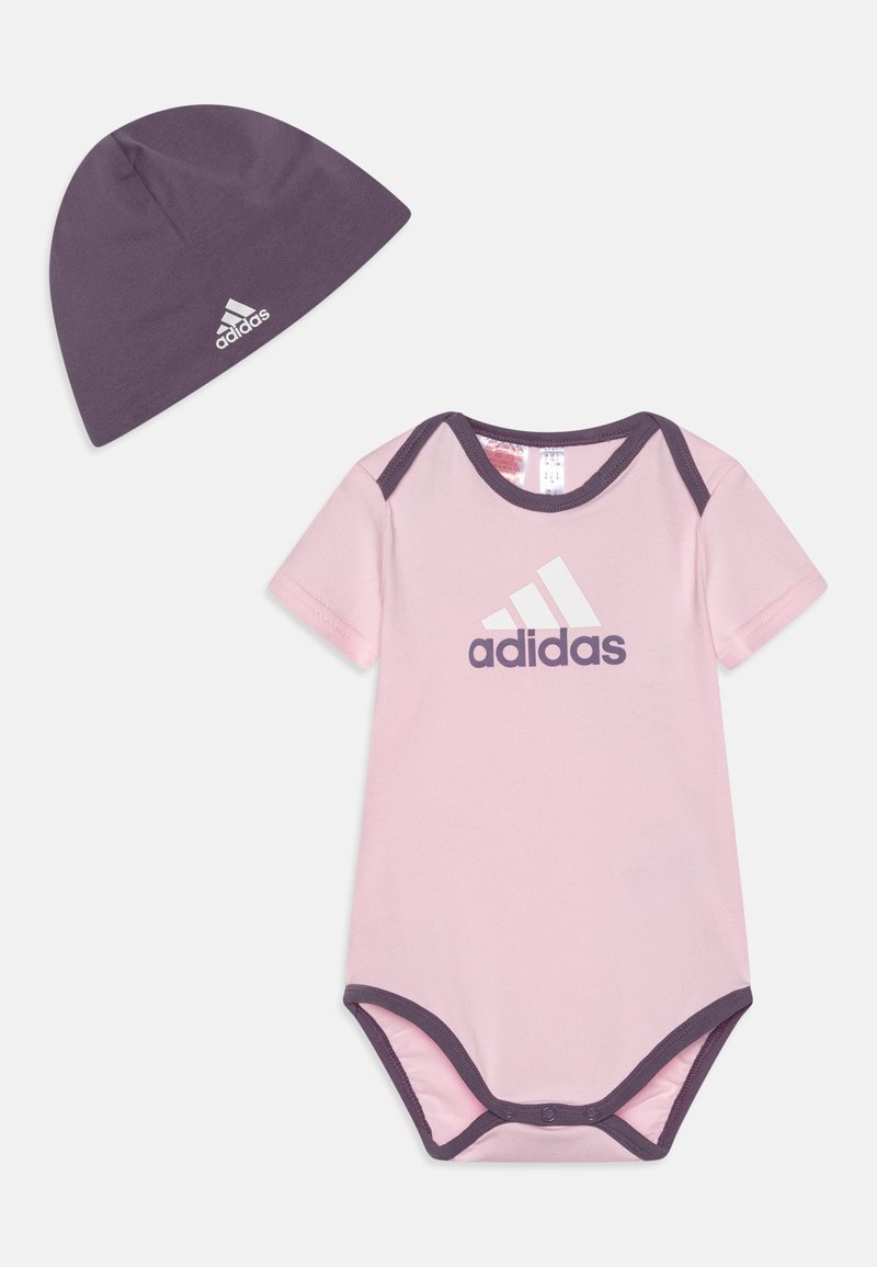 Body per neonati rosa con bordo viola e maniche corte, con il logo Adidas in viola scuro. Accompagnato da un berretto viola abbinato.