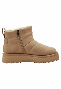 Botín beige hasta el tobillo con cierre de cremallera, forro interior de felpa, diseño acolchado y suela gruesa texturizada para tracción.