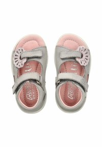 Šedé semišové sandály s růžovými vložkami, suchými zipy a květinovým akcentem. Lehká konstrukce s otevřenými stranami pro prodyšnost.