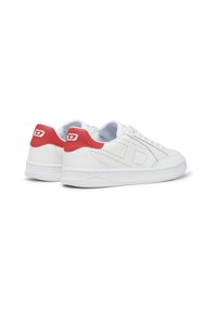 Hvide sneakers med røde hælaccenter, glat læderoverdel, perforeret design, flad gummisål og hvide snørebånd. Minimalistisk stil.