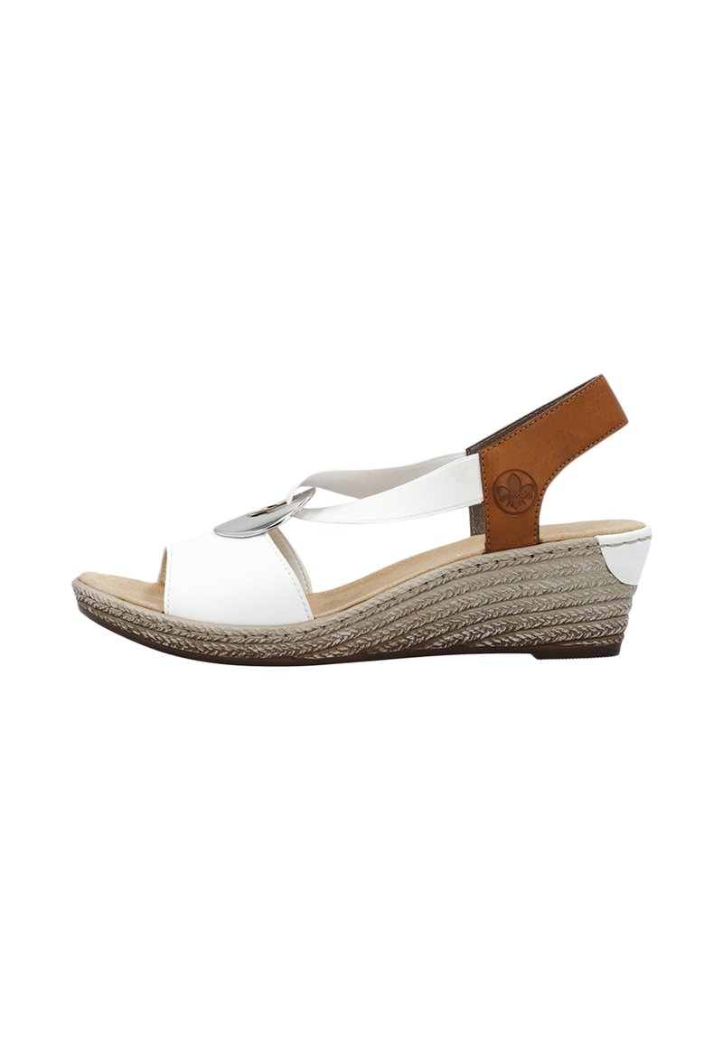 Infradito bianchi con suola strutturata di colore naturale. Presentano una strap in pelle marrone e un cerchio metallico decorativo nella parte anteriore.