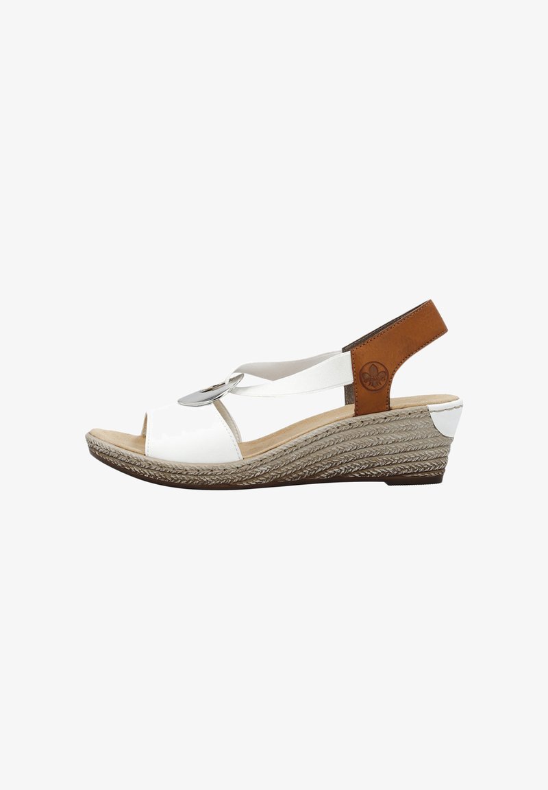Infradito bianchi con suola strutturata di colore naturale. Presentano una strap in pelle marrone e un cerchio metallico decorativo nella parte anteriore.