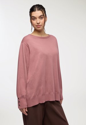 Maglione rosa chiaro a maniche lunghe con scollatura ampia e taglio dritto. Presenta dettagli a bottoni sulle maniche e una finitura morbida e texturizzata.
