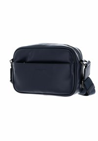 Borsa a tracolla in pelle blu navy con una forma rettangolare elegante, chiusura con zip superiore e tracolla regolabile con texture intrecciata.