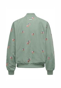 Zielona kurtka bomber z prążkowanymi mankietami i dołem, ozdobiona małymi haftowanymi motywami kwiatów w kolorach różowym, żółtym i niebieskim, rozmieszczonymi na plecach i rękawach.